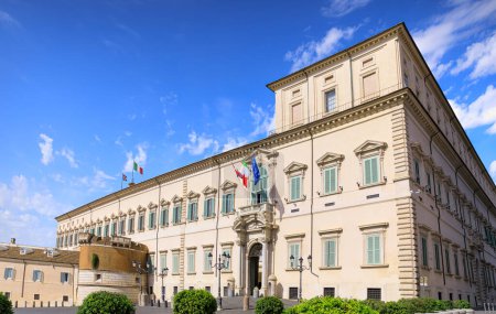 Der Quirinalspalast (Palazzo del Quirinale), derzeitige offizielle Residenz des Präsidenten der Italienischen Republik, auf dem Quirinalplatz in Rom, Italien. 