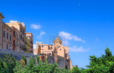 Stadtbild von Cagliari auf Sardinien, Italien: Blick auf das Viertel Castello, dominiert von der Kuppel des Doms von der Terrazza Umberto I.