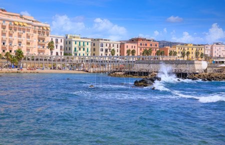Téléchargez les photos : Paysage urbain de Civitavecchia en Italie : vue sur la plage de Pirgo avec sa passerelle piétonne. - en image libre de droit