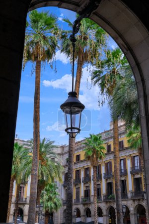 Téléchargez les photos : Paysage urbain de Barcelone, Espagne. Vue sur Plaa Reial, la place sans voiture une atmosphère typiquement espagnole. - en image libre de droit