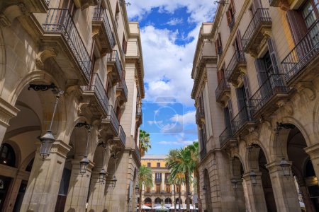 Téléchargez les photos : Paysage urbain de Barcelone, Espagne. Vue sur Plaa Reial, la place sans voiture une atmosphère typiquement espagnole. - en image libre de droit