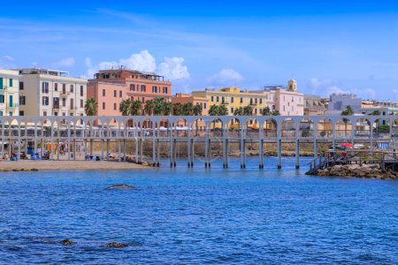 Téléchargez les photos : Paysage urbain de Civitavecchia en Italie : vue sur la plage de Pirgo avec sa passerelle piétonne. - en image libre de droit
