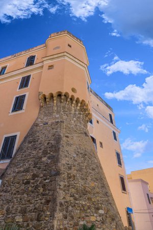 Téléchargez les photos : Centre historique de Civitavecchia, Italie : vue sur le Torrione, une tour médiévale, l'un des rares vestiges des remparts médiévaux. - en image libre de droit
