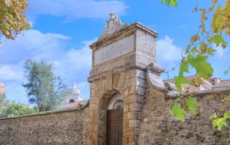 Téléchargez les photos : Vue urbaine de Civitavecchia, Italie : portail du XVIe siècle conçu par l'architecte militaire Antonio da Sangallo. - en image libre de droit