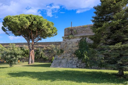Téléchargez les photos : Vue urbaine de Civitavecchia, Italie : Murs Renaissance. - en image libre de droit