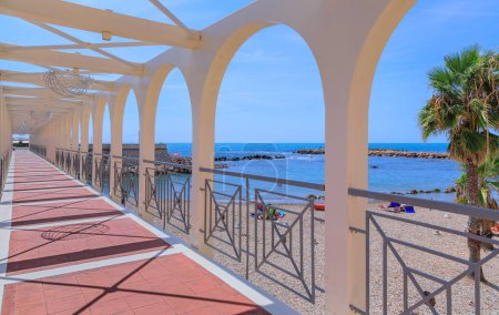 Téléchargez les photos : Paysage urbain de Civitavecchia en Italie : vue sur la plage de Pirgo depuis sa passerelle piétonne. - en image libre de droit