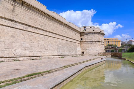Téléchargez les photos : Paysage urbain de Civitavecchia, Italie : vue sur Fort Michelangelo. - en image libre de droit