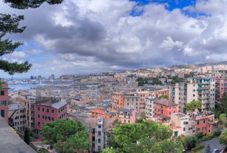 Téléchargez les photos : Paysage urbain de Gênes : vue panoramique de Spianata Castelletto, Italie. - en image libre de droit