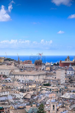 Stadtbild von Genua: Panoramablick von Spianata Castelletto mit dem öffentlichen Jugendstil-Aufzug, Italien.