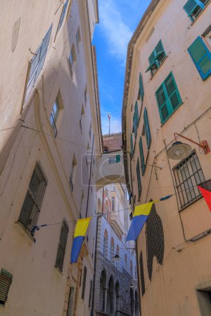 Paysage urbain de Gênes, Italie : ruelles étroites du centre historique.