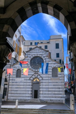 Stadtbild von Genua, Italien: die Kirche und der Platz des heiligen Matthäus im historischen Zentrum.