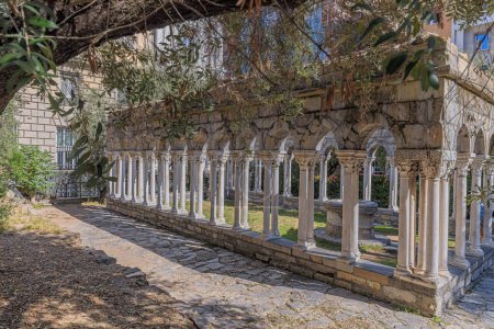 Téléchargez les photos : Paysage urbain de Gênes, Italie : le cloître Saint-André dans le centre historique. - en image libre de droit