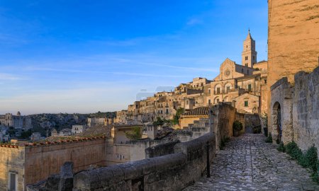 Skyline der Sassi von Matera von einem typischen Flur aus, Italien: Blick auf die Kathedrale.