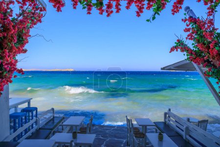 Téléchargez les photos : Paysage marin de la célèbre Petite Venise picturale de l'île de Mykonos : vagues éclaboussantes sur les bars et les restaurants, Grèce. - en image libre de droit
