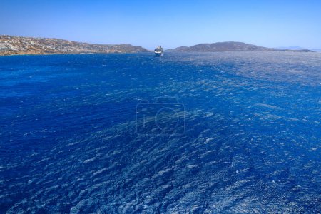 Téléchargez les photos : Skyline île de Mykonos avec bateau de croisière, Grèce. - en image libre de droit