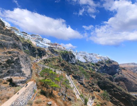 Téléchargez les photos : Paysage urbain de Fira dans l'île de Santorin, Grèce. - en image libre de droit