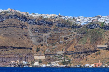 Téléchargez les photos : Paysage urbain de Fira dans l'île de Santorin, Grèce. - en image libre de droit