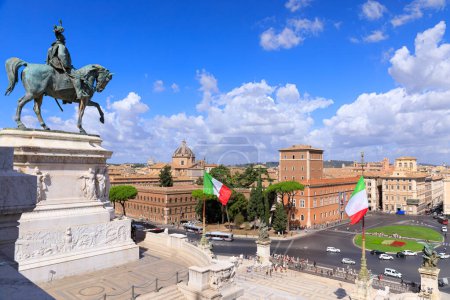 El horizonte de Roma. Vista desde el Altar de la Patria o Vittoriano: en el centro Plaza de Venecia y al lado la estatua ecuestre de bronce del rey Víctor Manuel II.