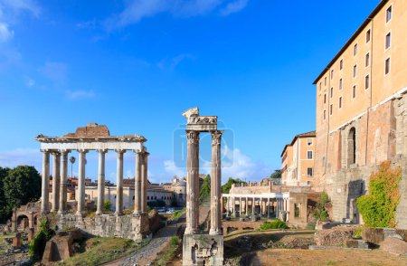 Vista del Foro Romano en Roma, Italia.A partir de la derecha: el Templo de Saturno, el Templo de Vespasiano y el Tabulario.