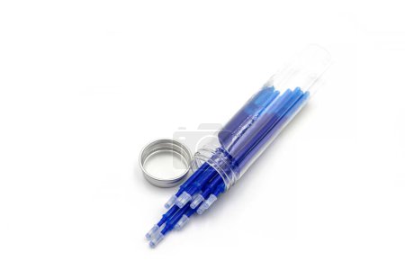 Foto de Rellenos azules para bolígrafos de gel en una caja sobre un fondo blanco. Primer plano. - Imagen libre de derechos