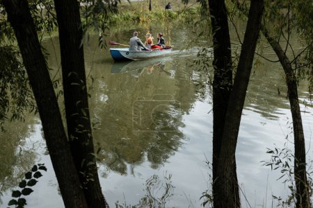 Foto de Barco familiar joven en el parque. Concepto de vacaciones con la familia en un barco. - Imagen libre de derechos