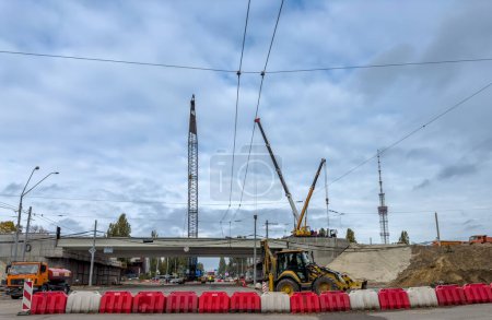 Téléchargez les photos : Ukraine, Kiev - 29 octobre 2023 : Réparation du pont Degtyarivsky à Kiev. Vue de la construction d'un nouveau pont sur la route urbaine. Réparation sur route - en image libre de droit