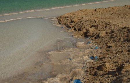 Téléchargez les photos : Côtes de la mer Morte dans le désert de Judée, sel et plastique. Déchets en plastique dans un lac de sel de guérison unique. Catastrophe écologique, île aux ordures. Plastique dans les océans du monde. - en image libre de droit