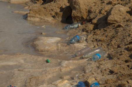Téléchargez les photos : Côtes de la mer Morte dans le désert de Judée, sel et plastique. Déchets en plastique dans un lac de sel de guérison unique. Catastrophe écologique, île aux ordures. Plastique dans les océans du monde. - en image libre de droit