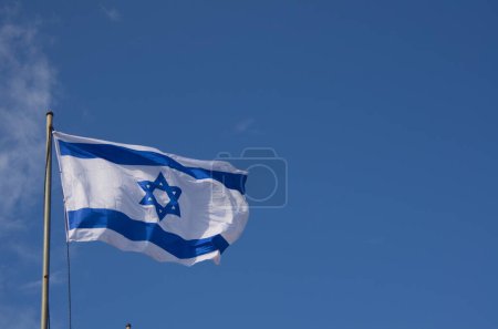 Téléchargez les photos : Drapeaux d'Israël dans le vent. Beau ciel bleu. Étoile de David, drapeau bleu et blanc de l'État d'Israël - en image libre de droit