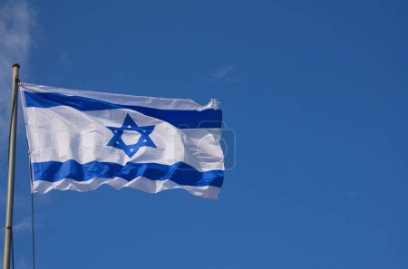 Foto de Banderas de Israel en el viento. Hermoso cielo azul. Estrella de David, bandera azul y blanca del Estado de Israel - Imagen libre de derechos