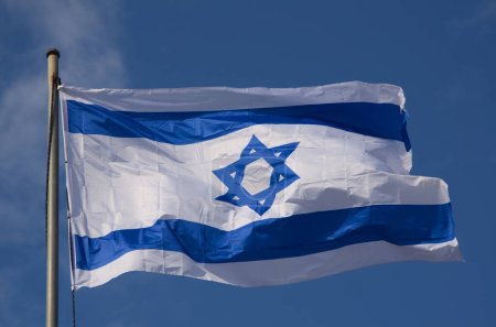 Téléchargez les photos : Drapeaux d'Israël dans le vent. Beau ciel bleu. Étoile de David, drapeau bleu et blanc de l'État d'Israël - en image libre de droit