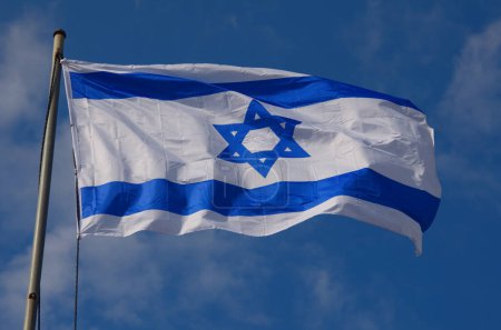 Foto de Banderas de Israel en el viento. Hermoso cielo azul. Estrella de David, bandera azul y blanca del Estado de Israel - Imagen libre de derechos
