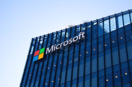 Foto de Israel Herzliya Noviembre 2022. Edificio Microsoft. Hub moderno de vidrio y metal. Logo de la empresa Bill Gates. - Imagen libre de derechos