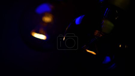 Foto de Bombilla de cristal Tesla en la oscuridad. Hilo incandescente. Concepto: ahorro de energía, apagón, falta de electricidad, nueva idea, luz en la oscuridad - Imagen libre de derechos