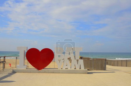 Símbolo de la ciudad de Bat Yam. Letras grandes y un signo del corazón en la playa. Firma "I love Bat Yam" Gush Dan. Suburbio de Tel Aviv