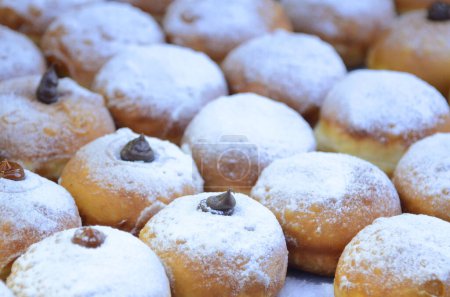 Frische Donuts mit Schokolade, Marmelade beim Bäcker zum Feiern. Sufganiyot - Israelische Donuts. Selektiver Fokus. Symbol des süßen Chanukka-Donuts - Sufganiyah. 