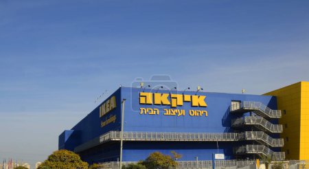 Foto de IKEA Hebrew and English logo sign a Swedish - founded international group. The world famous chain is a symbol of Swedish quality and cheap prices. Israel Rishon Le Zion January 2023 - Imagen libre de derechos