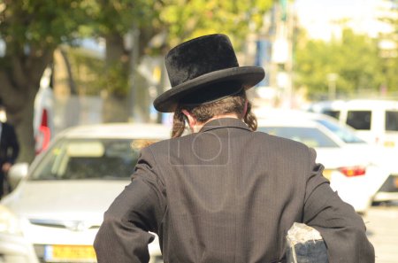 Téléchargez les photos : Religious Jewish man in a traditional black hat with sidelocks. Haredim - view from the back Bnei Brak Israel January 2023 - en image libre de droit