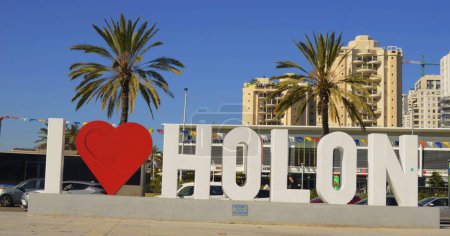 Téléchargez les photos : Holon, Israel - September 23, 2020: "I love Holon" sign in the city square. Symbol of the city, big heart. Citizens love their town - en image libre de droit