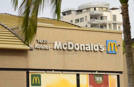 Téléchargez les photos : Givat Shmuel Israël. Juin 2023 Kosher McDonald's. Logo fast food américain, enseigne, entrée restaurant. TRADUCTION de l'hébreu : "Casher". - en image libre de droit