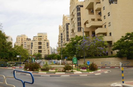 Téléchargez les photos : Israël Tel Aviv 6 juin 2023 Rues d'un quartier résidentiel. Immeubles modernes, arbres à fleurs. - en image libre de droit
