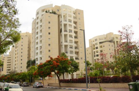 Téléchargez les photos : Israël Tel Aviv 6 juin 2023 Rues d'un quartier résidentiel. Immeubles modernes, arbres à fleurs. - en image libre de droit
