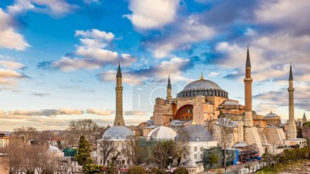 Téléchargez les photos : Hagia Sophia dômes et minarets dans la vieille ville d'Istanbul Turkiye, quartier Sultanahmet à Istanbul, Hagia Sophia Ayasofya à Sultanahmet, Hagia Sophia célèbre mosquée byzantine avec dôme, Turquie. - en image libre de droit