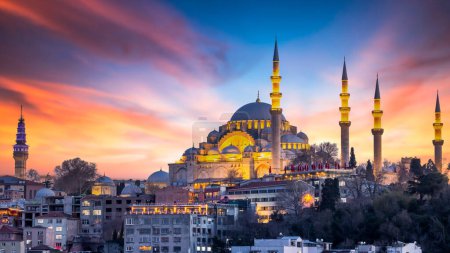 Téléchargez les photos : Mosquée Suleymaniye Mosquée impériale ottomane au coucher du soleil, Mosquée historique Suleymaniye Istanbul destination touristique la plus populaire de Turquie, Corne d'Or, Istanbul, Turkiey, - en image libre de droit