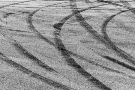 Reifenspurmarkierung auf Asphalt Asphalt Straße Rennstrecke Textur und Hintergrund, abstrakter Hintergrund schwarze Reifenspuren rutschen auf Asphalt Straße in Rennstrecke, Reifenmarkierung Gleitmarkierung auf Asphalt Straße.