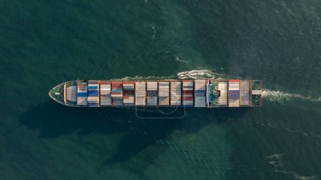 Luftbild Containerfrachtschiff Seefrachtcontainer, Global Business Import Export Logistik Frachtschifffahrt Transport International per Containerfrachtschiff, Containerfrachtschifffahrt.
