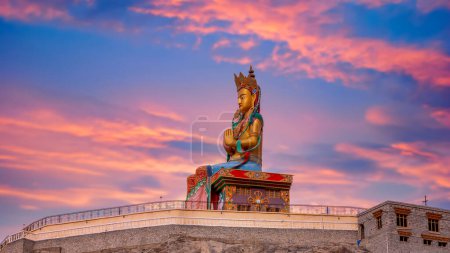La estatua del Buda de Maitreya con montañas del Himalaya, Monasterio del Diskit o Gompa del Diskit, Monasterio del Diskit también conocido como Gompa del Deskit o valle del Nubra del Diskit Gompa, Leh Ladakh, India.