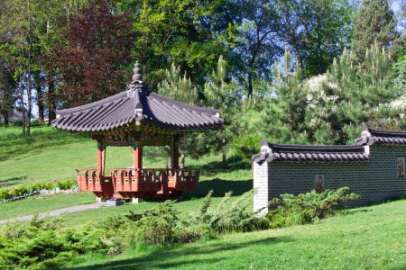 Koreanischer traditioneller Garten im Nationalen Botanischen Garten Hryshko, Kiew, Ukraine