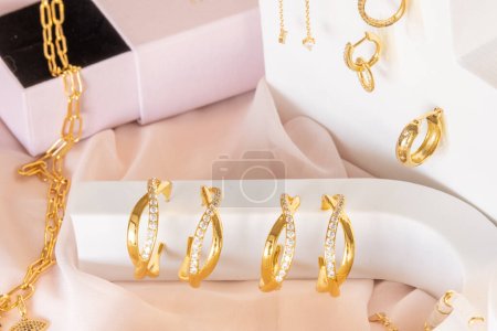 Téléchargez les photos : Beaux accessoires de bijoux pour fille, y compris des boucles d'oreilles et des colliers exposés - en image libre de droit