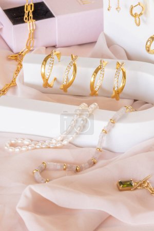 Téléchargez les photos : Beaux accessoires de bijoux pour fille, y compris des boucles d'oreilles et des colliers exposés - en image libre de droit